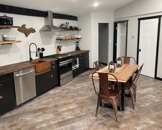 Gateway to Outdoor Adventure in the Keweenaw! - Dog Friendly & MTU 2.3 miles! - Hancock - Kitchen