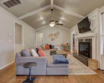 Family Home 5 Beds 3 Baths By Oc - Edmond - Living room