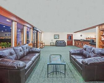 Boerne Inn and Suites - Boerne - Huiskamer