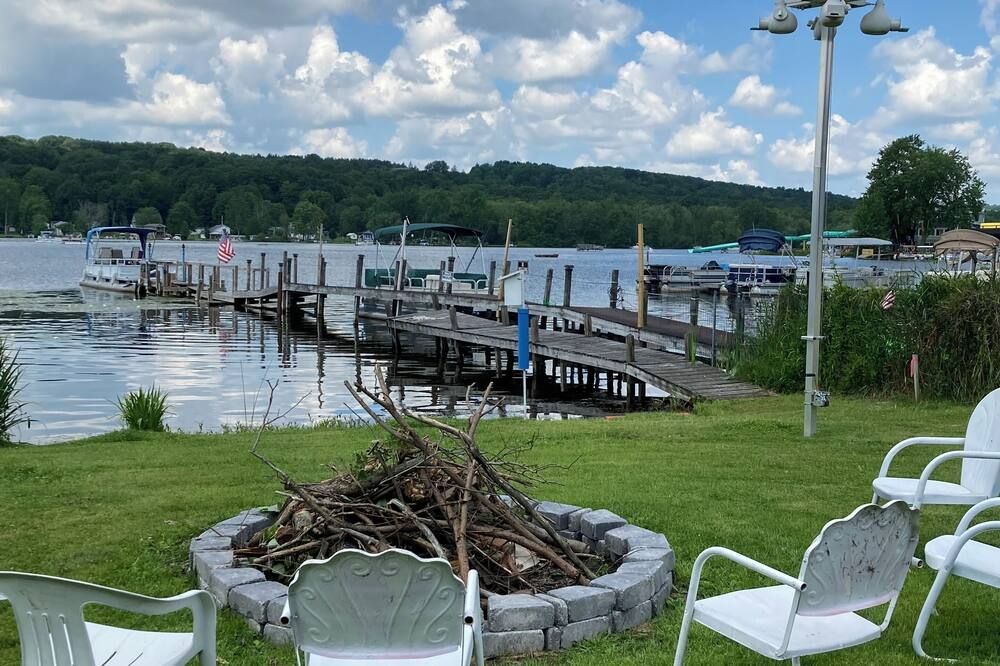 Cardinal Cottage: Cozy Rustic Lakefront Escape at The Pier, Perfect for 5!