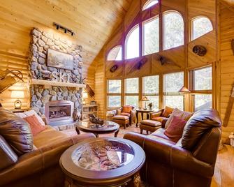 Spacious Packwood Cabin w/ Hot Tub - Near River - Packwood - Wohnzimmer