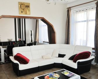 Holiday Home in Bastogne with Sauna & Bubble Bath - Bastogne - Wohnzimmer