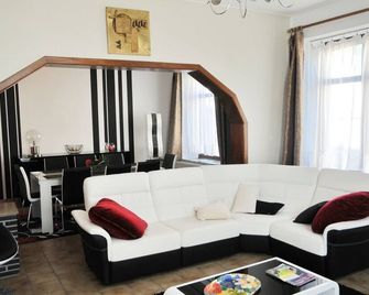 Holiday Home in Bastogne with Sauna & Bubble Bath - Bastogne - Living room