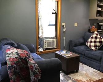Peaceful riverside cabin in the UP near public beach, trails & the Porkies! - Ontonagon - Living room