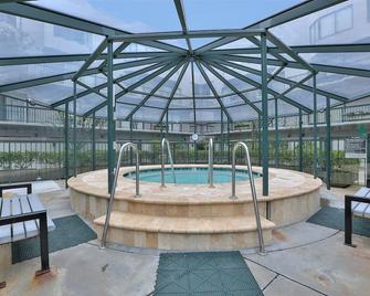 Sparkling Clean Condo and With All Amenities!! - 三藩市