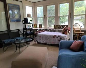 Shawnee Forest In Town Retreat - Harrisburg - Living room