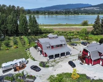 Luxury Airstream Life in Pitt Meadows - Pitt Meadows