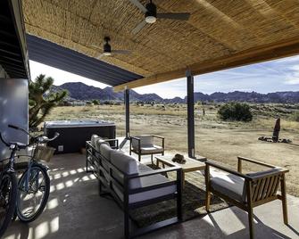 Chasing The Moon: Walk to Pappy's & Tub Views - Pioneertown - Patio