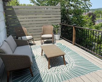 Charming 2-bedroom Gem, Scenic Views + Deck, Fire Pit - DuBois - Balkon