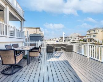 Waterfront w/dock & hot tub, bring your boat/jet ski-5 minutes from beach-LBI!!! - Manahawkin - Balcony