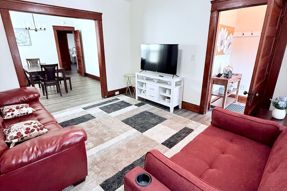 Updated Home: Min From Airport: Cozy Duplex Unit - Cleveland - Living room