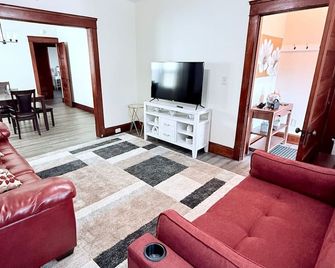 Updated Home: Min From Airport: Cozy Duplex Unit - Cleveland - Living room