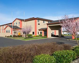 Super 8 by Wyndham Bellingham Airport/Ferndale - Ferndale - Building