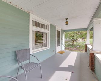 Welcoming Home in Youngstown w/ Private Backyard! - Youngstown - Balkon