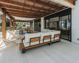 Charles - magnifique villa neuve avec piscine et accès direct à la plage - Saint-Gilles les Bains - Patio