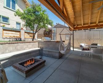 Brand New Home | View, Fire Pit, Bbq & Putting Green - Orange - Patio