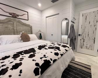 Boutique Retreat in heart of River District with salt water spa - Fort Myers - Bedroom