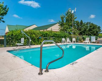 Econo Lodge - Tupelo - Pool