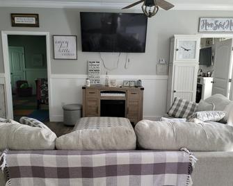 Perfect private lakeside getaway!! - Childersburg - Living room