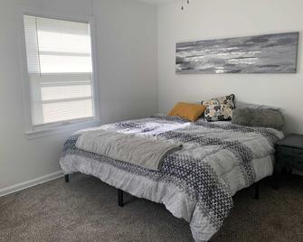 East Side 2br - 1 Ba Newly Remodeled Home - Wichita - Bedroom