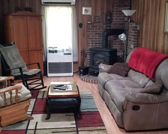 Lake Side Cottage, Central Maine, Private dock, Great Sunsets. Very Calming. - Lincoln - Sala de estar