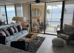 This place is different!! No Housekeeping Fees, Award winning! Oceanfront, View View! - Wailuku - Wohnzimmer