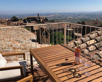 Palazzo Tamanti - 4BR 6 Bath Estate Home in Montalcino Center - Montalcino - Varanda