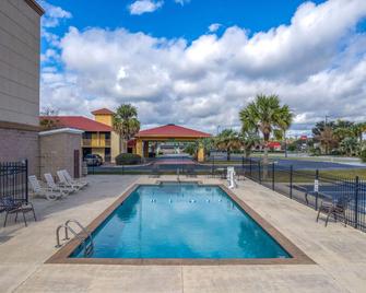 Baymont by Wyndham Savannah South - Savannah - Pool