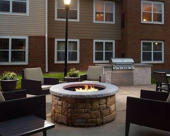Close to the Symphony Lake! Pet-friendly Suites with Full Kitchen, Outdoor Pool! - Cary - Patio