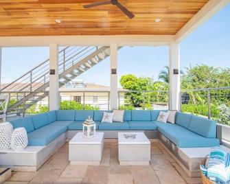 Simmerdown Villa is a spacious modern 4 bedroom house within a gated community - Discovery Bay - Patio