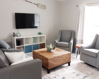 'Wet Feet Retreat' Pool Home with Heated pool! - Port Richey - Living room