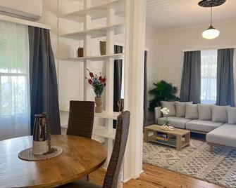 Tropical Oasis on Perkins Street - Townsville - Living room