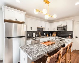 THE FALCON, a stylish retreat above the garage featuring an open-concept living area and fully equipped kitchen. Minutes from BGSU, dining, and shops, with a shared backyard with PUTTING GREEN! - Bowling Green - Cocina