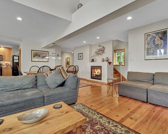Lake House South waterfront Retreat With Dockage On Susquehanna River & Hot Tub - Pequea - Living room