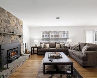Very Private Large Home on 22 Acres - Chester - Living room