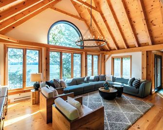 Lake Joe Retreat: 6-Bedroom Cottage & Boathouse w/ Tennis Court & Scenic Trails - Port Carling - Living room