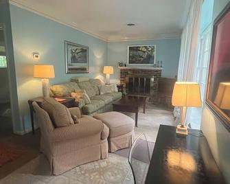 Charming Cottage on South Boundary with pool - Aiken - Living room