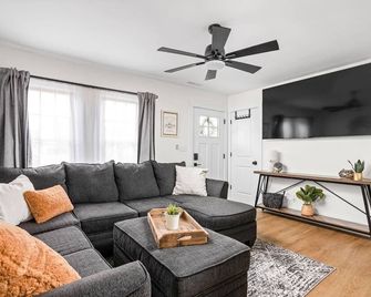 Modern Noblesville Stay | 3br Near Attractions - Noblesville - Living room