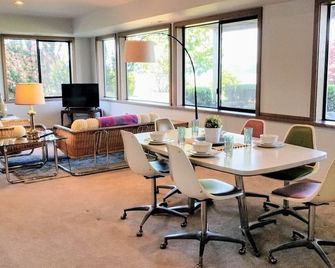 Gig Harbor- Secluded Apartment with Million Dollar View. 10-minute walk to town - Gig Harbor - Comedor