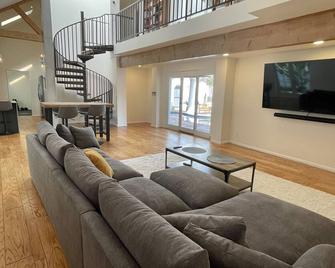 Luxury Beach Mediterranean Villa, Pool/Spa, 6 Bed / 6 Bath, Private Beach Access - Goleta - Вітальня