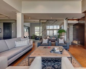Entertaining custom home with 180 degree views of the Rocky Mountains - Cochrane - Area lounge