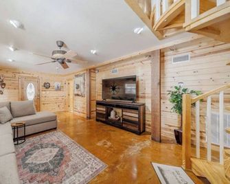 Waterfront 5BR + Hot Tub + Fire Pit with Building for Family Fun! - Livingston - Living room
