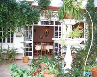 Hostal Restaurante El Lirio - Bollullos par del Condado - Pátio
