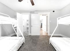 Best of Arlington - Across from AT&T and Six Flags - Arlington - Bedroom