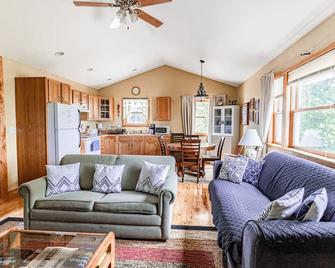 Secluded & Quiet on the Beautiful Kalamazoo River - Saugatuck-Douglas-Fennville - Fennville - Living room