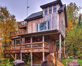 Loon Rapids Eco-Lodge: Eagle's Nest! - Mountain - Building