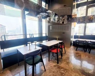 Chongqing Tianlai Yunyun High-altitude River View Hotel (Jiefangbei Raffles City Branch) - Chongqing - Restaurant