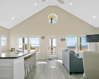 Beachfront! Pets Ok-Huge Deck! Great Area Under The House! Steps To Beach - Gilchrist - Cocina