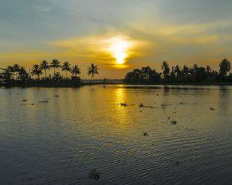 Warmth Lake Haven - Alappuzha