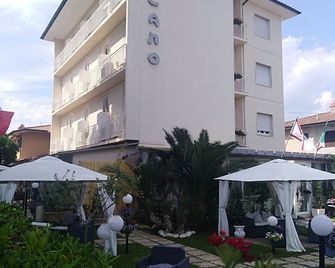 Milano - Marina Di Pietrasanta - בניין